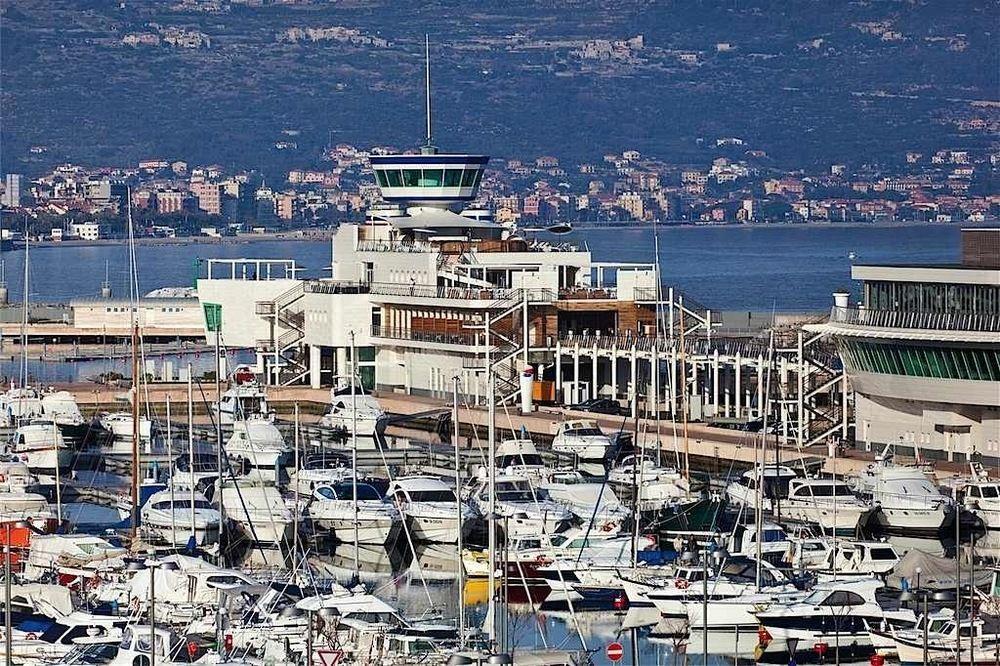 فندق Yacht Club Marina Di لوانو المظهر الخارجي الصورة