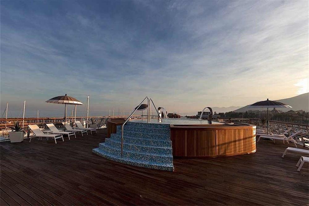فندق Yacht Club Marina Di لوانو المظهر الخارجي الصورة