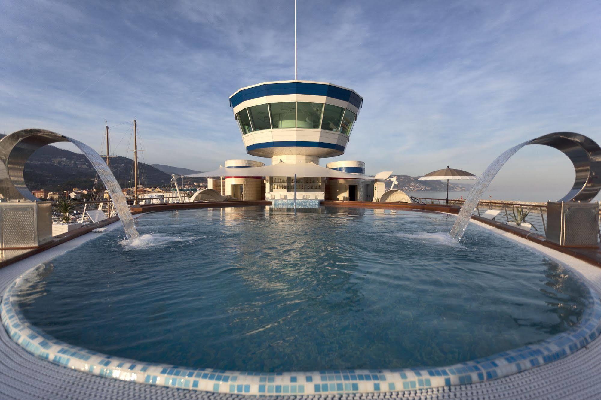 فندق Yacht Club Marina Di لوانو المظهر الخارجي الصورة