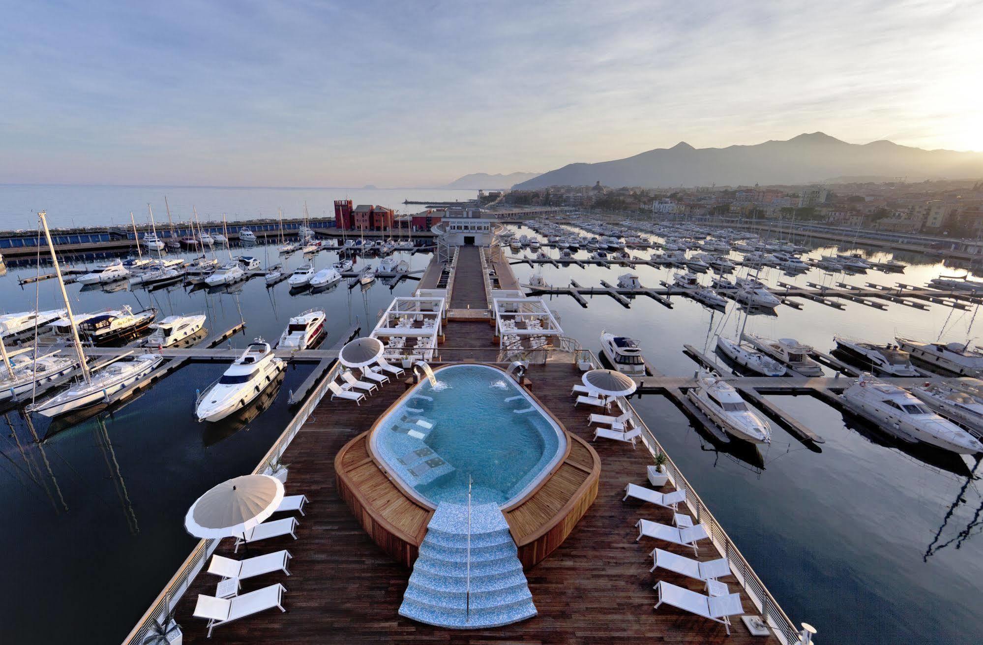 فندق Yacht Club Marina Di لوانو المظهر الخارجي الصورة